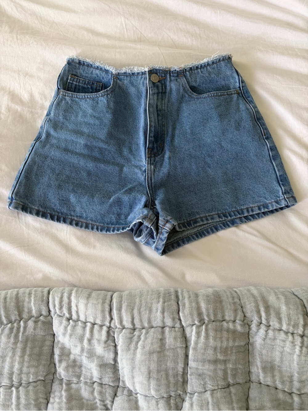 Denim shorts with a frayed waist (size 27)